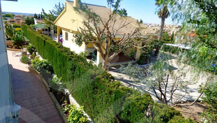 view beautiful mediterranean villa in guardamar