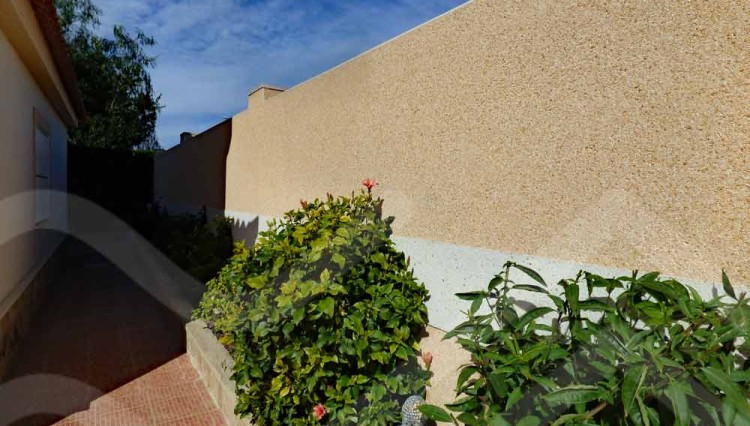garden beautiful mediterranean villa in guardamar