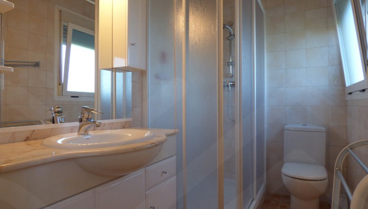 bathroom large finca in daya nueva