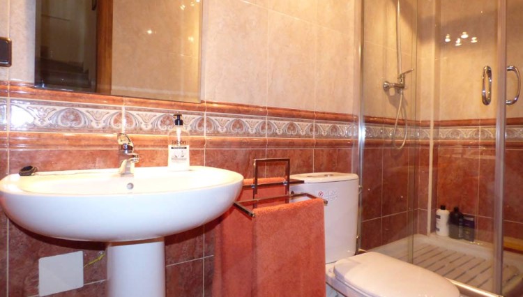 bathroom townhouse montegranados