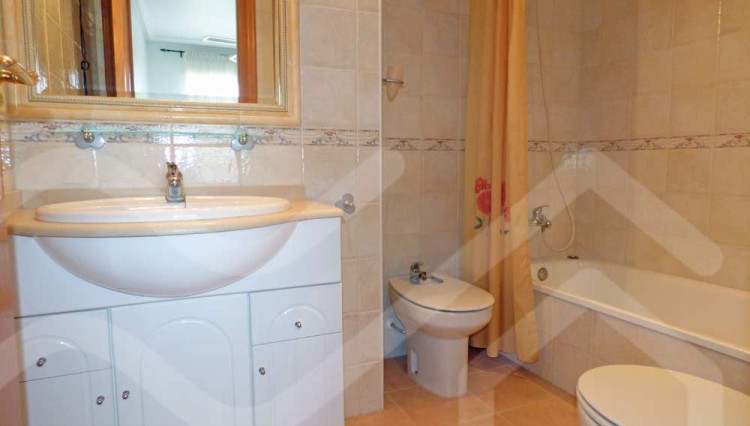 bathroom top floor apartment in los estaños