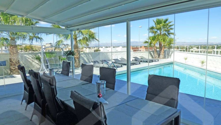 inglasset terrase i stor villa rojales
