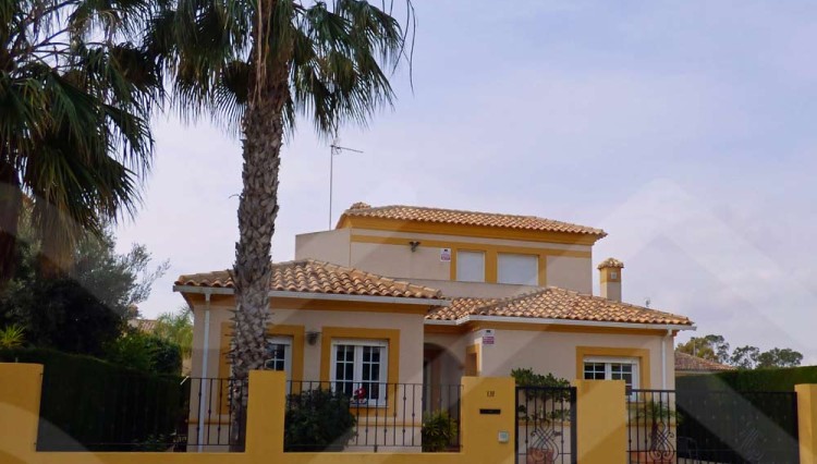 magnificent villa in torre de la horadada
