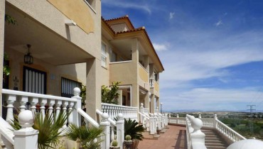 top floor apartment in los estaños